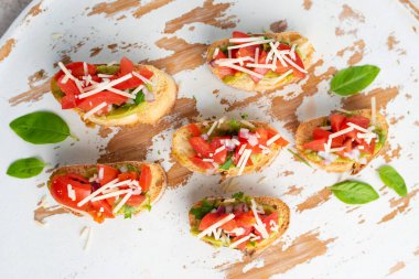 Brüksel sandiviçi domates, avacado, soğan ve balzamik jöleli aperatif olarak servis edilir.