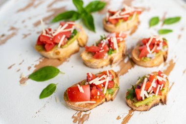 Brüksel sandiviçi domates, avacado, soğan ve balzamik jöleli aperatif olarak servis edilir.