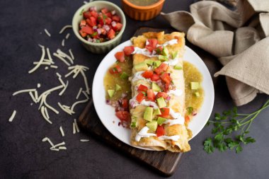 Limonlu tavuk enchilada soslu.