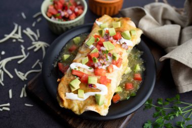 Limonlu tavuk enchilada soslu.