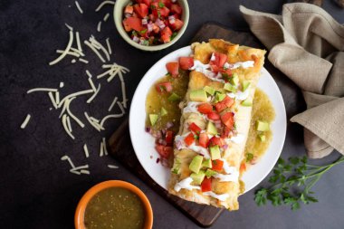 Limonlu tavuk enchilada soslu.