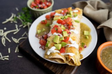 Limonlu tavuk enchilada soslu.