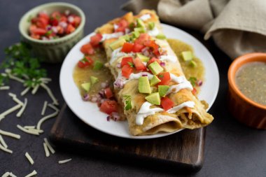 Limonlu tavuk enchilada soslu.