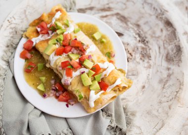 Limonlu tavuk enchilada soslu.