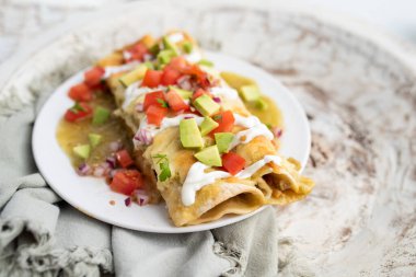 Limonlu tavuk enchilada soslu.