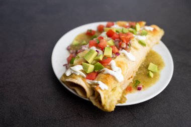 Limonlu tavuk enchilada soslu.