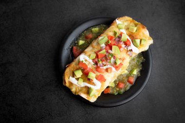 Limonlu tavuk enchilada soslu.