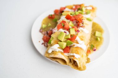 Limonlu tavuk enchilada soslu.