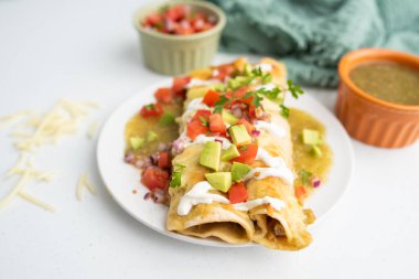 Limonlu tavuk enchilada soslu.