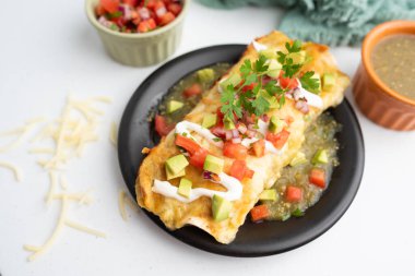 Limonlu tavuk enchilada soslu.