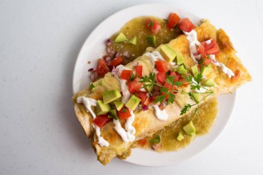 Limonlu tavuk enchilada soslu.