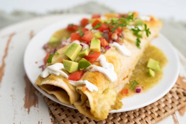 Limonlu tavuk enchilada soslu.