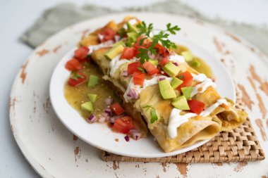 Limonlu tavuk enchilada soslu.