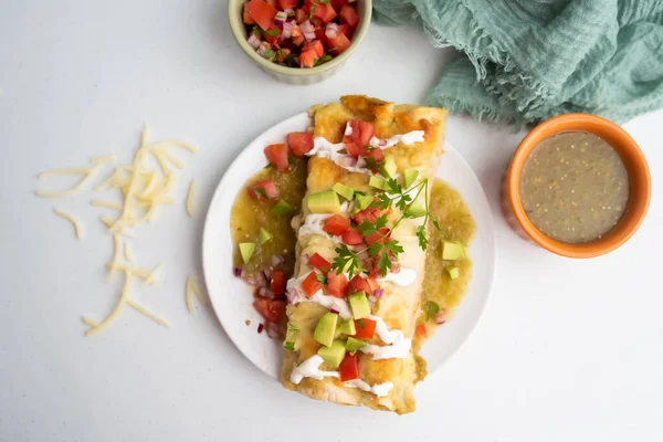 Limonlu tavuk enchilada soslu.
