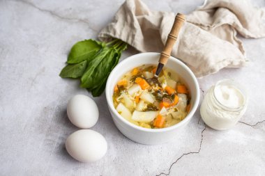 Yeşil kuş ve yumurta çorbası, Rus yumurtası çorbası. Ekşi kremayla servis edilir..