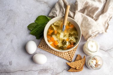 Yeşil kuş ve yumurta çorbası, Rus yumurtası çorbası. Ekşi kremayla servis edilir..