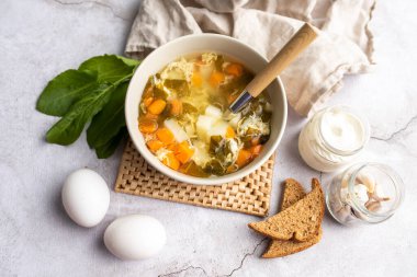 Yeşil kuş ve yumurta çorbası, Rus yumurtası çorbası. Ekşi kremayla servis edilir..