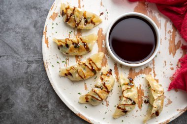 Çekirdek ve soğanla kaplanmış balzamik jöleli kızarmış yemek çubukları.