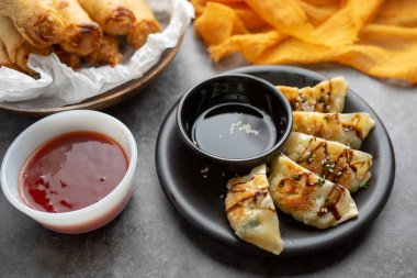 Çekirdek ve soğanla kaplanmış balzamik jöleli kızarmış yemek çubukları.