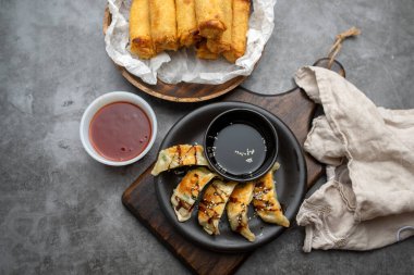 Çekirdek ve soğanla kaplanmış balzamik jöleli kızarmış yemek çubukları.