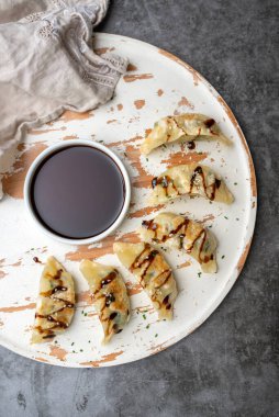 Çekirdek ve soğanla kaplanmış balzamik jöleli kızarmış yemek çubukları.