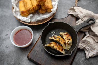 Çekirdek ve soğanla kaplanmış balzamik jöleli kızarmış yemek çubukları.