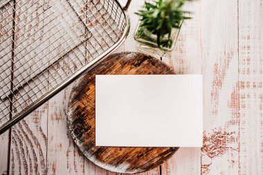 Koyu tahta kesme tahtasındaki boş beyaz kart fotoğrafı. Marka kimlik modeli için boş şablon, yiyecek teması. Sunum ve portföy şablonu