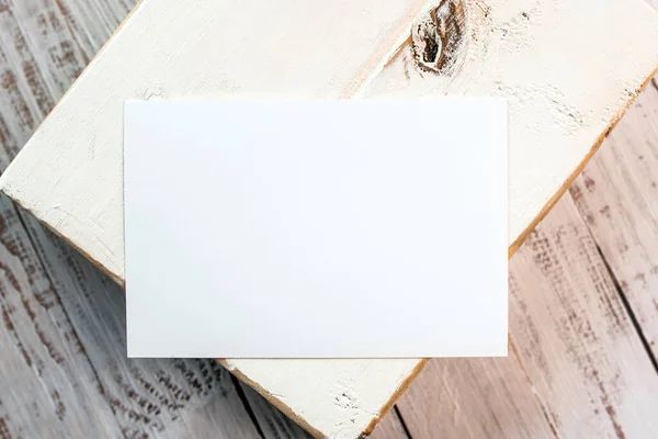 Foto Tarjeta Blanca Blanco Bloque Madera Plantilla Blanco Para Diseño —  Fotos de Stock