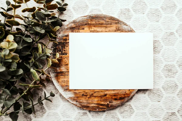 Photo Blank White Card Dark Wooden Cutting Board Circle Blank — Stock Photo, Image