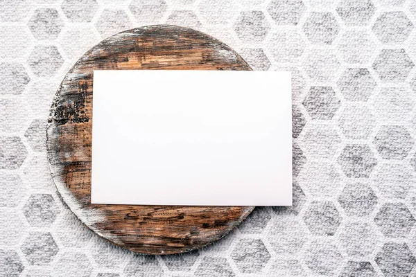 Photo Blank White Card Dark Wooden Cutting Board Circle Blank — Stock Photo, Image