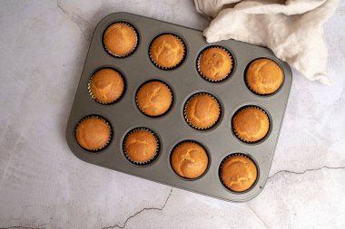 Kağıt kek tutacağı ve fırın tepsisinde mini kekler.