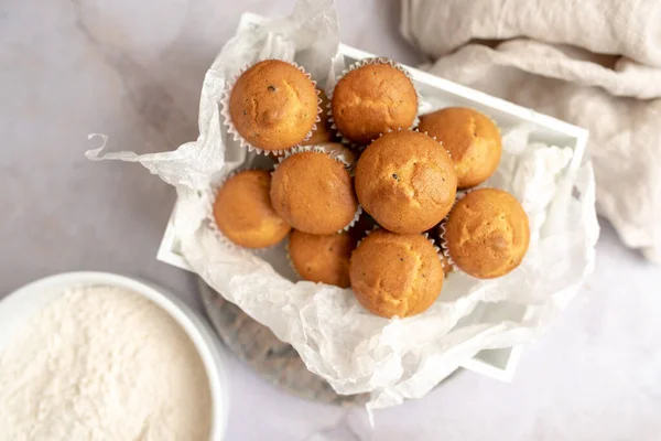 Mini Muffins Papierkuchenhalter Auf Dem Holztablett — Stockfoto