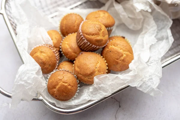 Mini Muffins Papierkuchenhalter Auf Dem Holztablett — Stockfoto