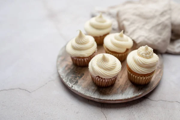 Mini Muffinki Papierowym Uchwycie Babeczki Drewnianej Tacy Lukrem Białego Sera — Zdjęcie stockowe