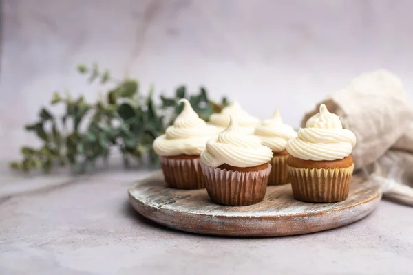 Mini Magdalenas Soporte Cupcake Papel Bandeja Madera Con Glaseado Queso — Foto de Stock