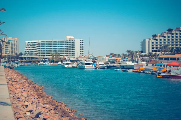 Panorama Eilat nevezetességei a motoros vízi sporteszközök és az öt csillagos szállodák — Stock Fotó