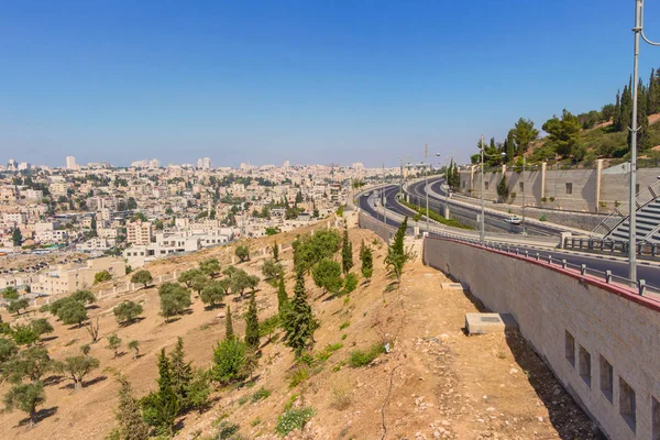 Panorama de Jerusalén. Carreteras. Barrios residenciales. Pendientes con olivos . —  Fotos de Stock