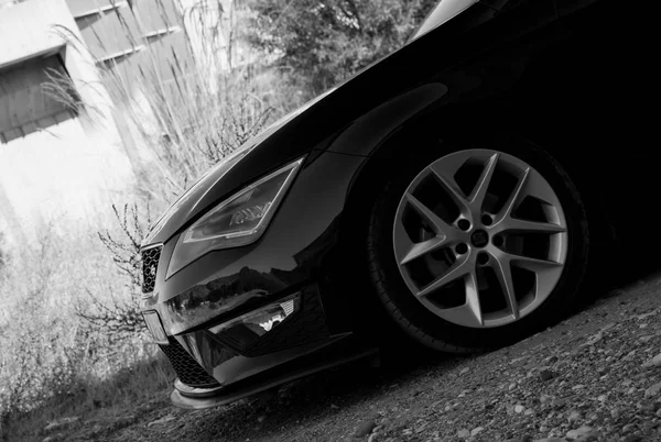 Черный Автомобиль Парке — стоковое фото