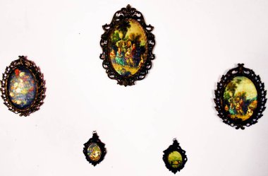 bir duvar süslüyor küçük resimleri set; yağda yapılan bu arkaya portre sahne aynı grup insan temsil eder