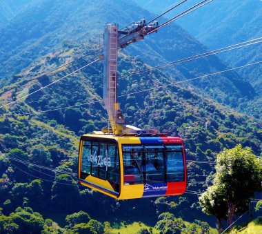 venezuela bayrağının renkleri ile yokuş aşağı teleferik kabin