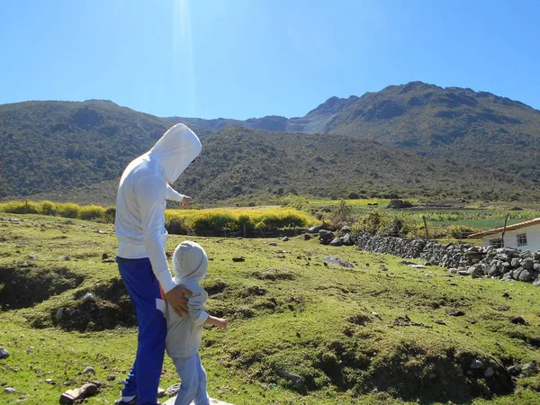 Padre Mostrando Hijo Naturaleza Ambos Con Capucha Blanca — Foto de Stock