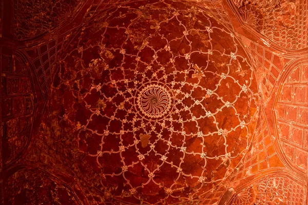Tavanda Arapça desen. Tac Mahal kompleksinin bir camisinde soyut İslami desen. Oryantal dekorasyon süs dini sembol. Agra, Uttar Pradesh, Hindistan