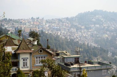 Tepedeki Darjeeling şehrinin manzarası. Eski İngiliz sömürge konut evi. Batı Bengal, Hindistan.