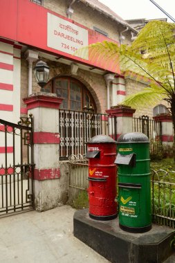 Kırmızı ve yeşil posta kutuları yakın postane içinde Darjeeling, Hindistan.