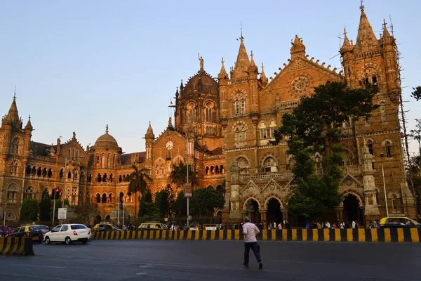 Mumbai, Hindistan - Ocak 2017: İnsanoğlu Chhatrapati Shivaji Terminus tren istasyonu (Victoria Terminus) - Unesco Dünya Mirası Alanı ve popüler seyahat noktası yakınındaki bir yolda koşuyor