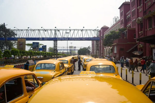 印度加尔各答 2014 在豪拉火车站附近的停车场上 有传统的加尔各答黄色复古出租车 选择性地关注出租车标志 站在汽车附近的出租车司机 — 图库照片