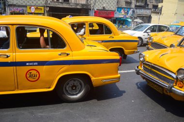 Kolkata, Hindistan-Mart, 2014: yolda geleneksel sarı Retro taksiler. Kalküta bir trafik sıkışıklığı klasik taksi arabaları  