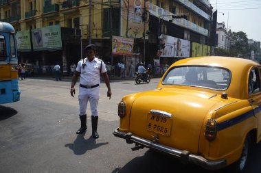 Kolkata, Hindistan-Mart, 2014: Calcutta geleneksel Retro kabin yakınında sokakta doğrudan trafik çalışan yol polisi adam
