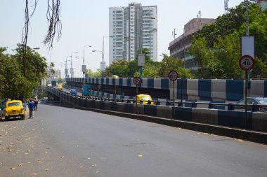 Kalküta, Hindistan-Mart, 2014: Kalküta 'da Hint trafik yolu. Hız limiti işaretleri ve üst geçit. Arka planda modern konut binası.