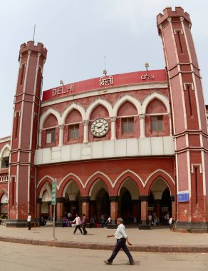 Delhi, Hindistan-Nisan, 2014: eski Delhi Tren İstasyonu (Delhi Junction) bina kırmızı kumtaşı ile iki kule ve büyük saat ile yapılan 